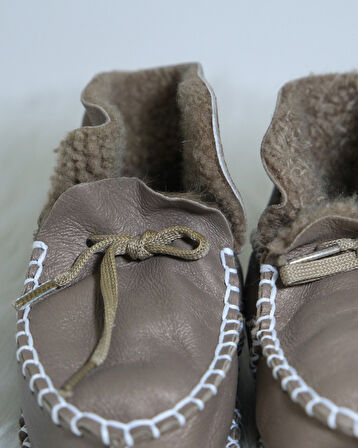 Unisex Bebek %100 Hakiki Deri El Yapımı Bebek Patiği | Yumuşak, Sıcak ve Rahat Ayakkabı Parlak Kahverengi