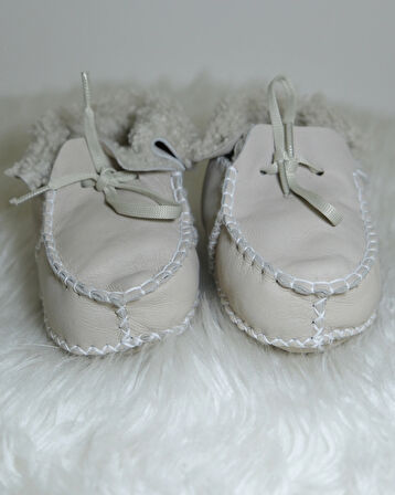 Unisex Bebek %100 Hakiki Deri El Yapımı Bebek Patiği | Yumuşak, Sıcak ve Rahat Ayakkabı Krem