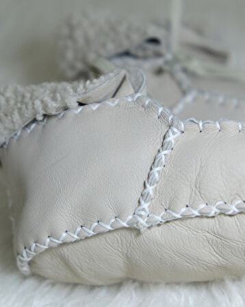 Unisex Bebek %100 Hakiki Deri El Yapımı Bebek Patiği | Yumuşak, Sıcak ve Rahat Ayakkabı Krem