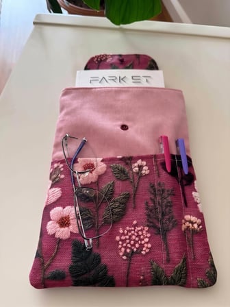 Pudra Bahçesi açık desenli Kitap Kılıfı Şık ve Koruyucu Cepli Kitap Kılıfı Çok Amaçlı Çanta 19x25 cm