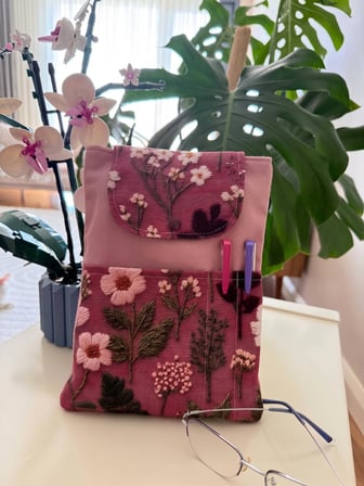 Pudra Bahçesi açık desenli Kitap Kılıfı Şık ve Koruyucu Cepli Kitap Kılıfı Çok Amaçlı Çanta 19x25 cm