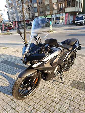 MOTOCAM Pulsar RS 200 Siperlik Ön Cam 2015-2025 Model 56cm Şeffaf Renkli 4mm UZUN CAM