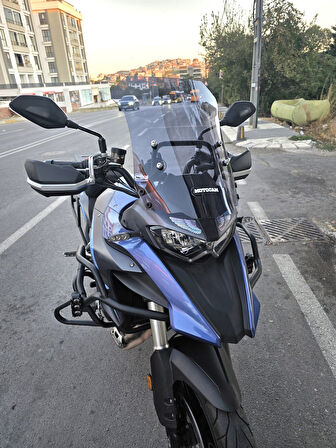 MOTOCAM Qj SRT 550 Siperlik Ön Cam 2022-2025 Model 54cm Füme Renkli 4mm