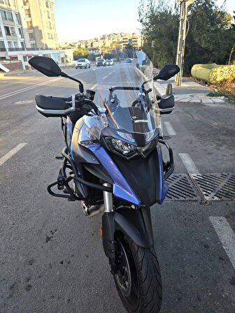 MOTOCAM Qj SRT 550 Siperlik Ön Cam 2022-2025 Model 54cm Şeffaf Renkli 4mm