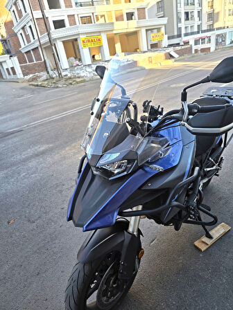 MOTOCAM Qj SRT 550 Siperlik Ön Cam 2022-2025 Model 54cm Şeffaf Renkli 4mm