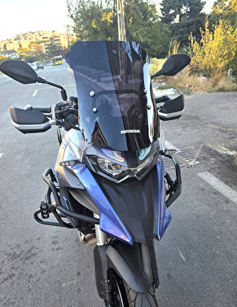 MOTOCAM Qj SRT 550 Siperlik Ön Cam 2022-2025 Model 54cm Siyah Renkli 4mm