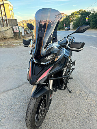 MOTOCAM QJ SRT 900 Siperlik Ön Cam 2023-2025 Model 61cm Siyah Renkli 4mm