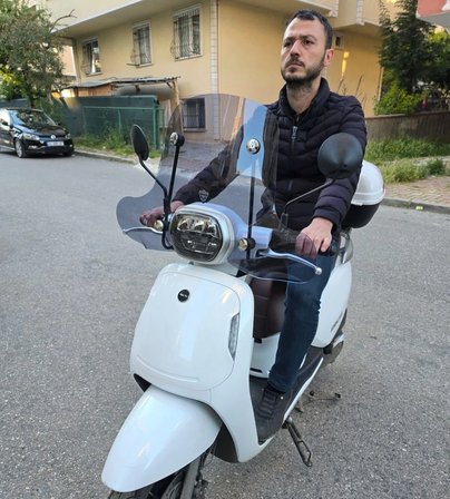 MOTOCAM QJ VPS S 125 Ön Cam 2022-2026 Model 42cm Füme Renkli 4mm Elcikli APARATSIZ