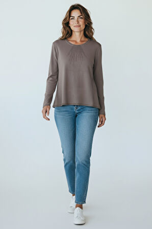 KADIN YAKA VE KOL AĞZI TAŞLI ETEK DESENLİ BLUZ