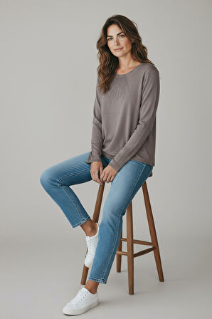 KADIN YAKA VE KOL AĞZI TAŞLI ETEK DESENLİ BLUZ