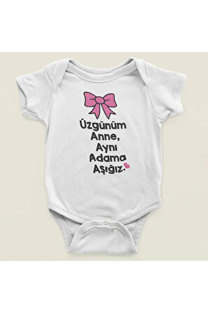 Üzgünüm Anne Aynı Adama Aşığız ! Yazılı Pamuklu Yumuşak Unisex Çıtçıtlı Body Zıbın