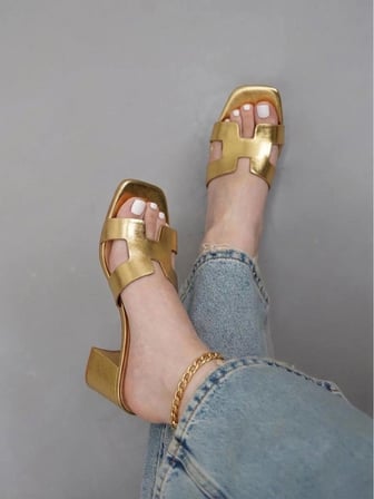 Moopimoda Kadın Gold Metalik H Bantlı Küt Burun Blok Topuklu Terlik