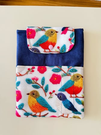 Renkli Kuş Koyu desenli Kitap Kılıfı Şık ve Koruyucu Cepli Kitap Kılıfı Çok Amaçlı Çanta 19x25 cm