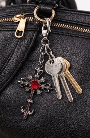 Gotik Kırmızı Renk Detaylı Metal Anahtarlık Unisex Aksesuar