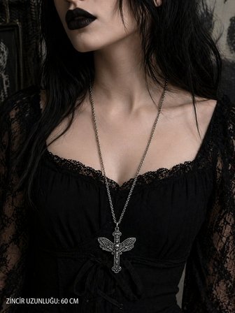 Gotik Haç Üzerinde Kuru Kafa ve Güve Figürlü Metal Kolye