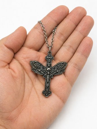 Gotik Haç Üzerinde Kuru Kafa ve Güve Figürlü Metal Kolye