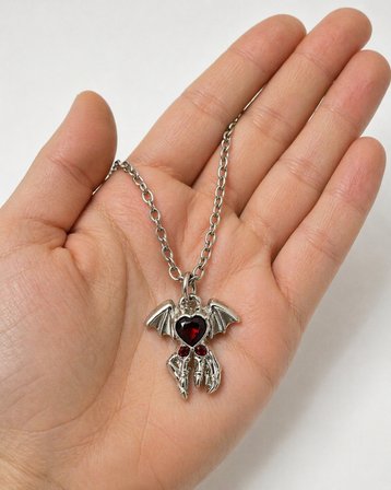 Gotik Kırmızı Kalp Kanatlı İskelet El Kolye Gümüş Renk Zincir Unisex
