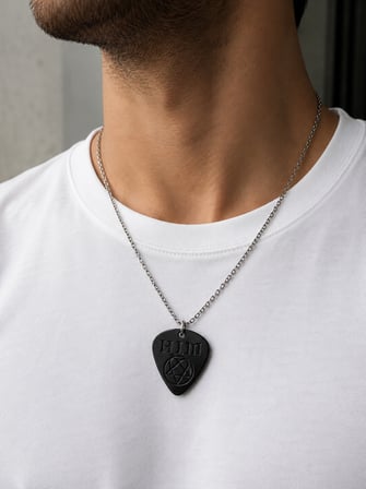 HIM Heartagram Plektrum Kolye – Rock Tarzı Siyah Gitar Penası Tasarımlı