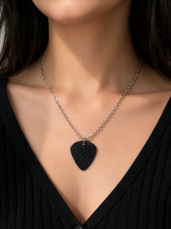 HIM Heartagram Plektrum Kolye – Rock Tarzı Siyah Gitar Penası Tasarımlı