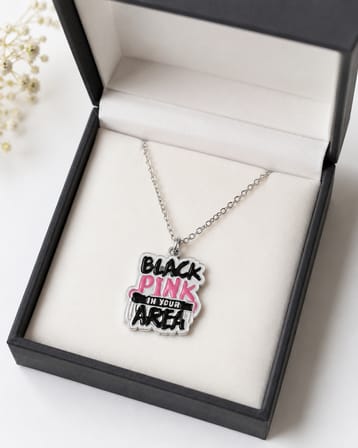 Blackpink In Your Area Yazılı Pembe Siyah Kadın Kolye Hediye Takı Aksesuar