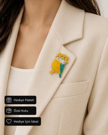 Sarı Çiçek Taçlı Sevimli Kuş Broş – El Boyaması Emaye Kadın Yaka İğnesi