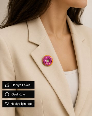 Pembe Şeker Glazürlü Donut Broş – Renkli Taşlı Eğlenceli Kadın Yaka İğnesi