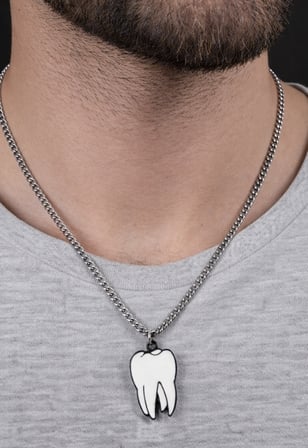 Unisex Diş Figürlü Kolye Beyaz Siyah Detaylı 60 cm Zincir Kadın Erkek