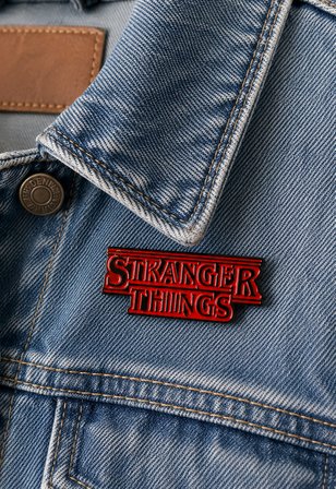 Stranger Things Logo Kırmızı Siyah Tasarım Rozet Koleksiyonluk Hediye