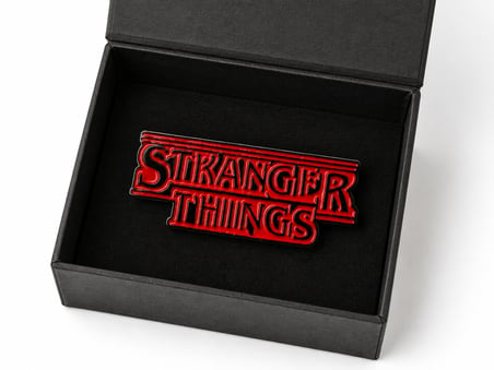Stranger Things Logo Kırmızı Siyah Tasarım Rozet Koleksiyonluk Hediye