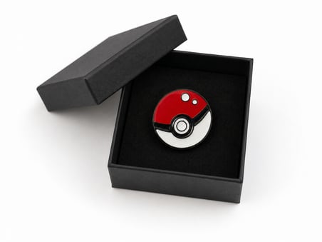 Poké Topu Tasarımlı Kırmızı Beyaz Koleksiyon Rozeti Anime Severlere Hediye
