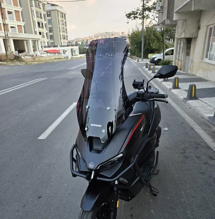 MOTOCAM RKS Lince 125 Ön Cam 2021-2026 Model 65cm Siyah Renkli 4mm ORTA BOYLU