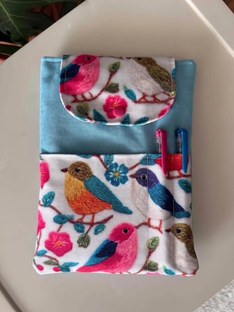 Tadsy Kuş ve Çiçek Desenli Kitap Kılıfı Cepli Çıtçıtlı Koruyucu Kılıf 19x25 cm