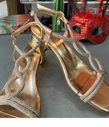 ÇİFT BANLI AYAK ÜSTÜ SONSUZLUK MODEL GOLD ROSE KISA TOPUK YAZLIK VE ABİYE SİMLİ ŞIK KADIN AYAKKABI