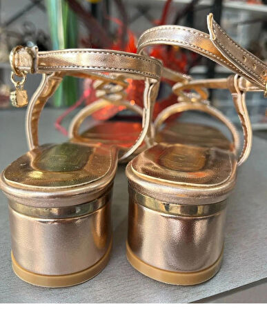 ÇİFT BANLI AYAK ÜSTÜ SONSUZLUK MODEL GOLD ROSE KISA TOPUK YAZLIK VE ABİYE SİMLİ ŞIK KADIN AYAKKABI