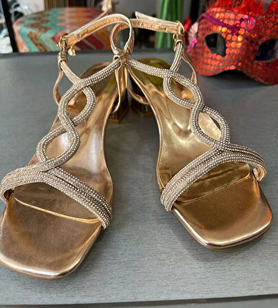 ÇİFT BANLI AYAK ÜSTÜ SONSUZLUK MODEL GOLD ROSE KISA TOPUK YAZLIK VE ABİYE SİMLİ ŞIK KADIN AYAKKABI