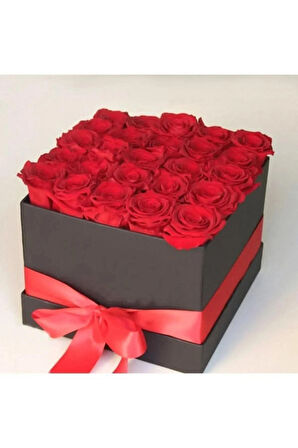 Siyah Kare Kutu Içinde Kadife Kırmızı Güller