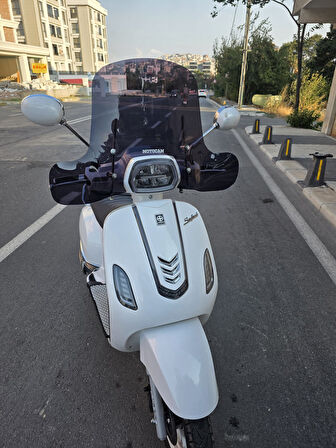 MOTOCAM Arora Safari 50-125 Siperlik Ön Cam 2021-2025 Model 37cm Siyah Renkli 4mm APARATSIZDIR