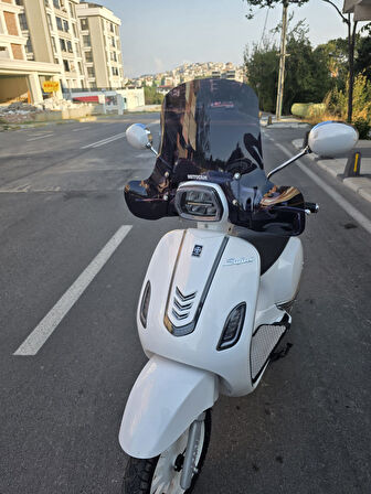 MOTOCAM Arora Safari 50-125 Siperlik Ön Cam 2021-2025 Model 37cm Siyah Renkli 4mm APARATSIZDIR