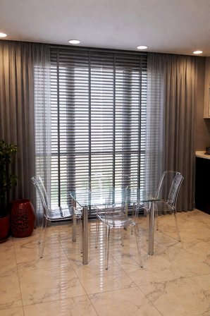 Koyu Gri 50mm %100 Gerçek Ahşap Jaluzi Perde Redüktörlü Zincir Mekanizmalı Ofis/Ev Tüm Mekanlar