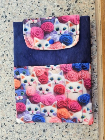 Sevimli kediler mavi desenli Kitap Kılıfı Şık ve Koruyucu Cepli Kitap Kılıfı Çok Amaçlı Çanta 19x25 cm