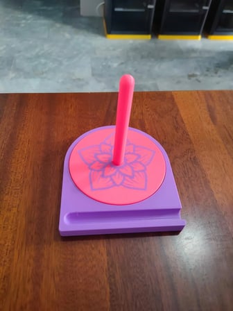 Sök-Tak Pimli Yumak Döndürücü – Taşınabilir Örgü Aparatı ve Telefon Standı