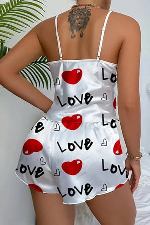 Kadın Askılı Saten Beyaz Şortlu Takım Gecelik Kalp ve Love Basklı