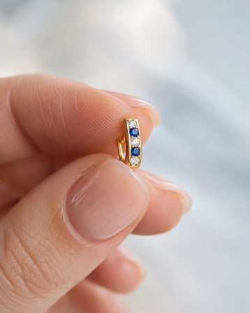14 Ayar Altın Mavi Beyaz Taşlı J Model Çocuk Küpesi