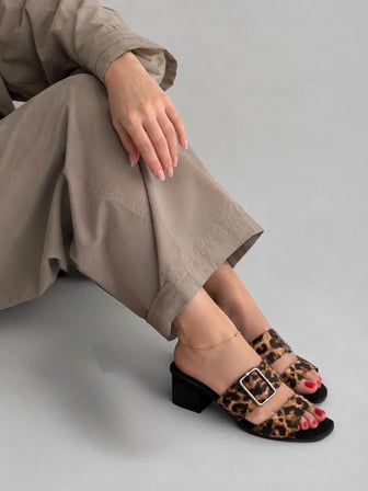 Moopimoda Kadın Leopar Desenli Çift Bantlı Tokalı Blok Topuklu Terlik