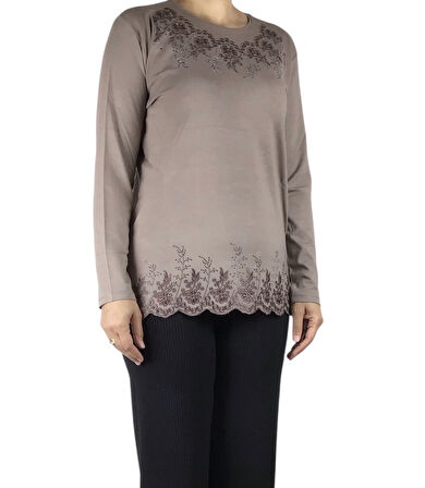 KADIN YAKA VE ETEK UCU TAŞ VE İŞLEMELİ MEVSİMLİK BLUZ