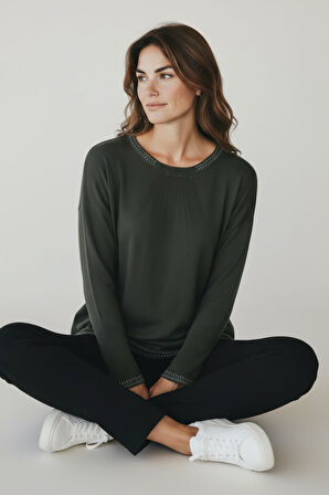 KADIN YAKA VE KOL AĞZI TAŞLI ETEK DESENLİ BLUZ