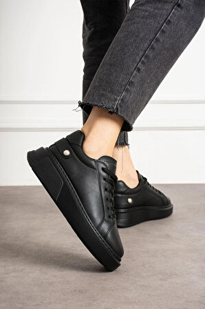 Siyah Bağcıklı Inci Detaylı Kalın Taban Spor Ayakkabı