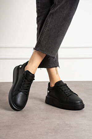 Siyah Bağcıklı Inci Detaylı Kalın Taban Spor Ayakkabı