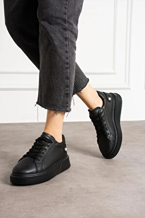 Siyah Bağcıklı Inci Detaylı Kalın Taban Spor Ayakkabı