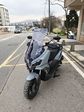 MOTOCAM SYM ADX 300 Siperlik Ön Cam 2024-2025 Model 65cm Açıkfüme Renkli 4mm ORTA BOYLU CAM